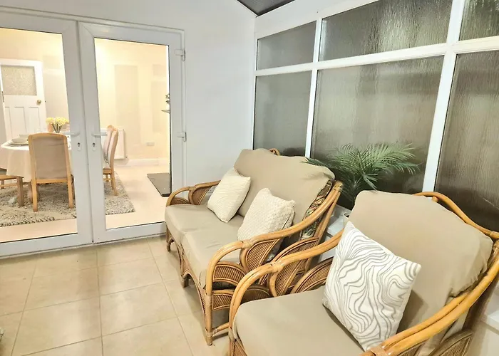 Spacious House With Parking In Excellent Location