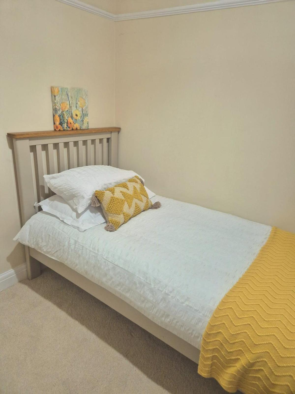 Spacious House With Parking In Excellent Location * Cardiff