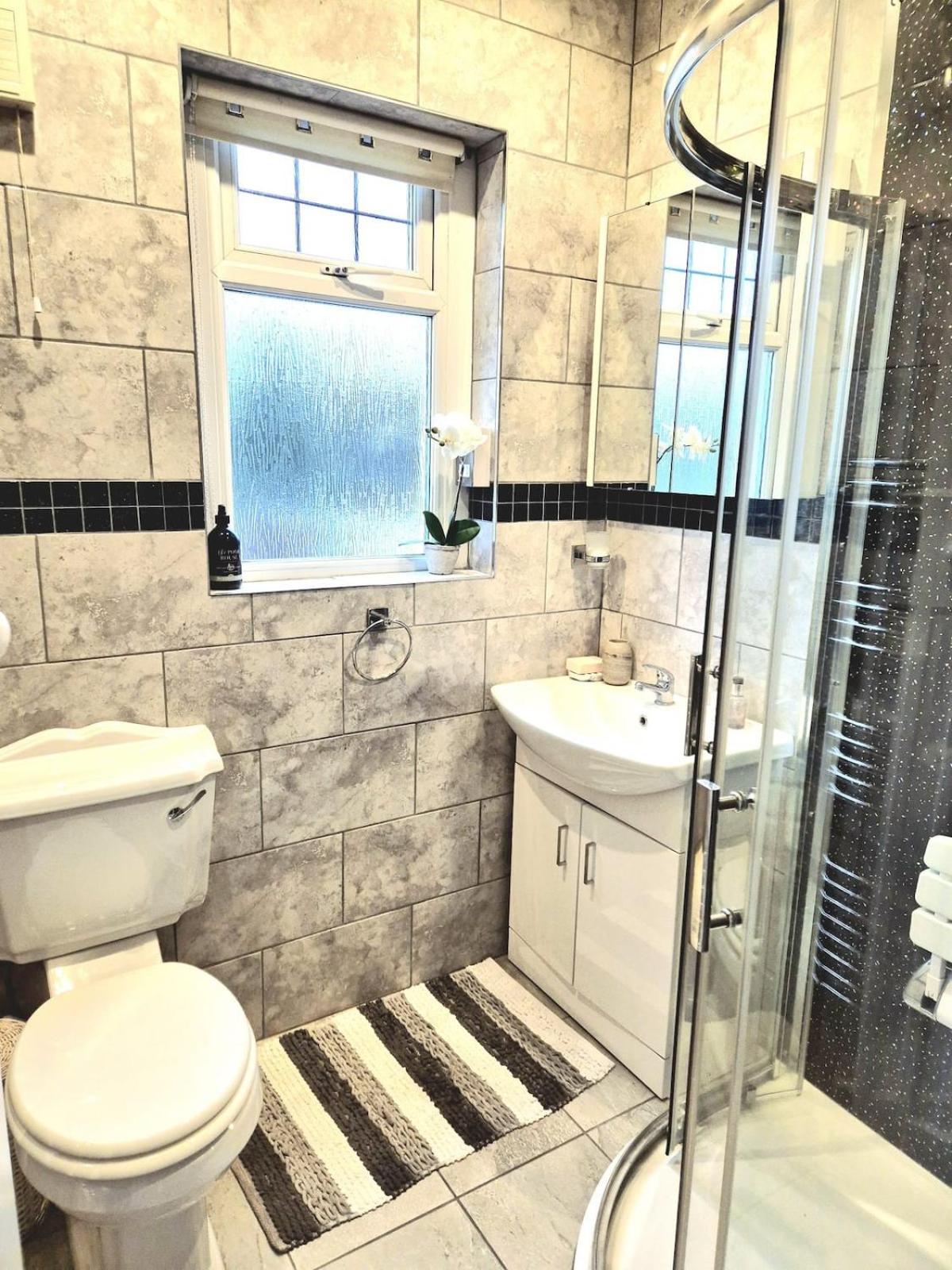 Spacious House With Parking In Excellent Location *