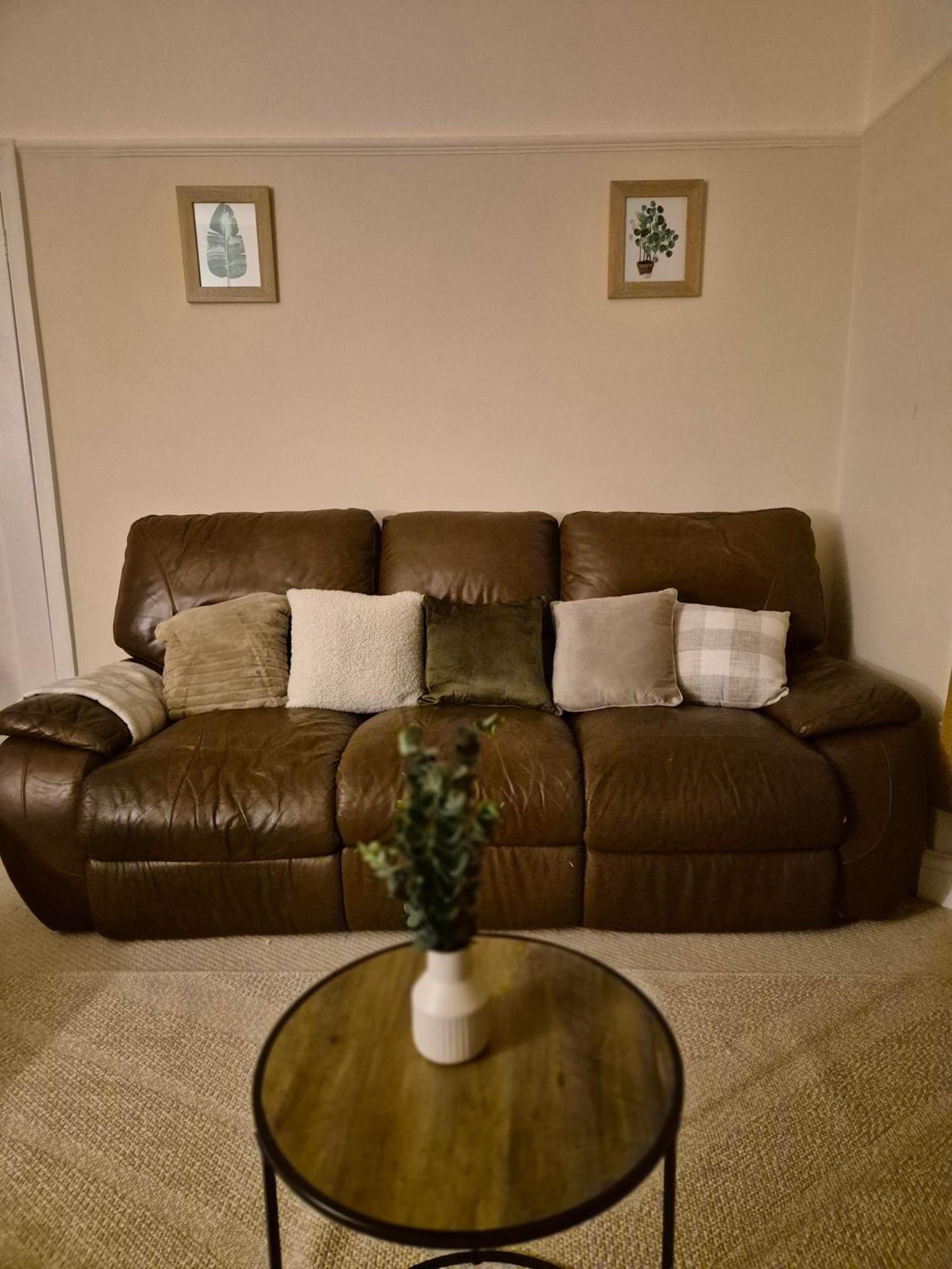 Spacious House With Parking In Excellent Location Cardiff